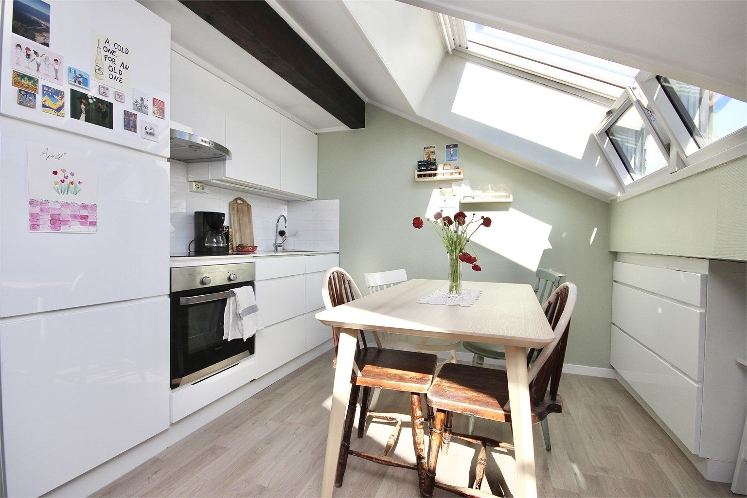 Kjøkken med plass til hyggelig spisegruppe.