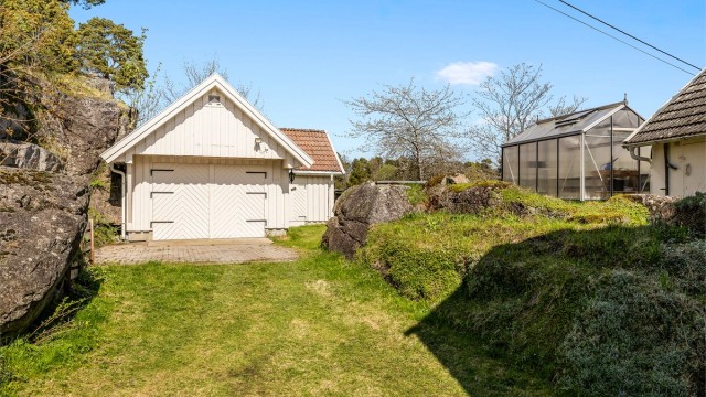 Garasjen med lagringsloft, bod til høyre og eget verkstedrom i bakkant.