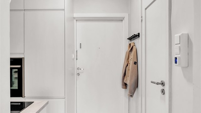 Velkommen inn! Entréen er en del av den praktiske planløsningen og har direkte forbindelse til kjøkkenet.