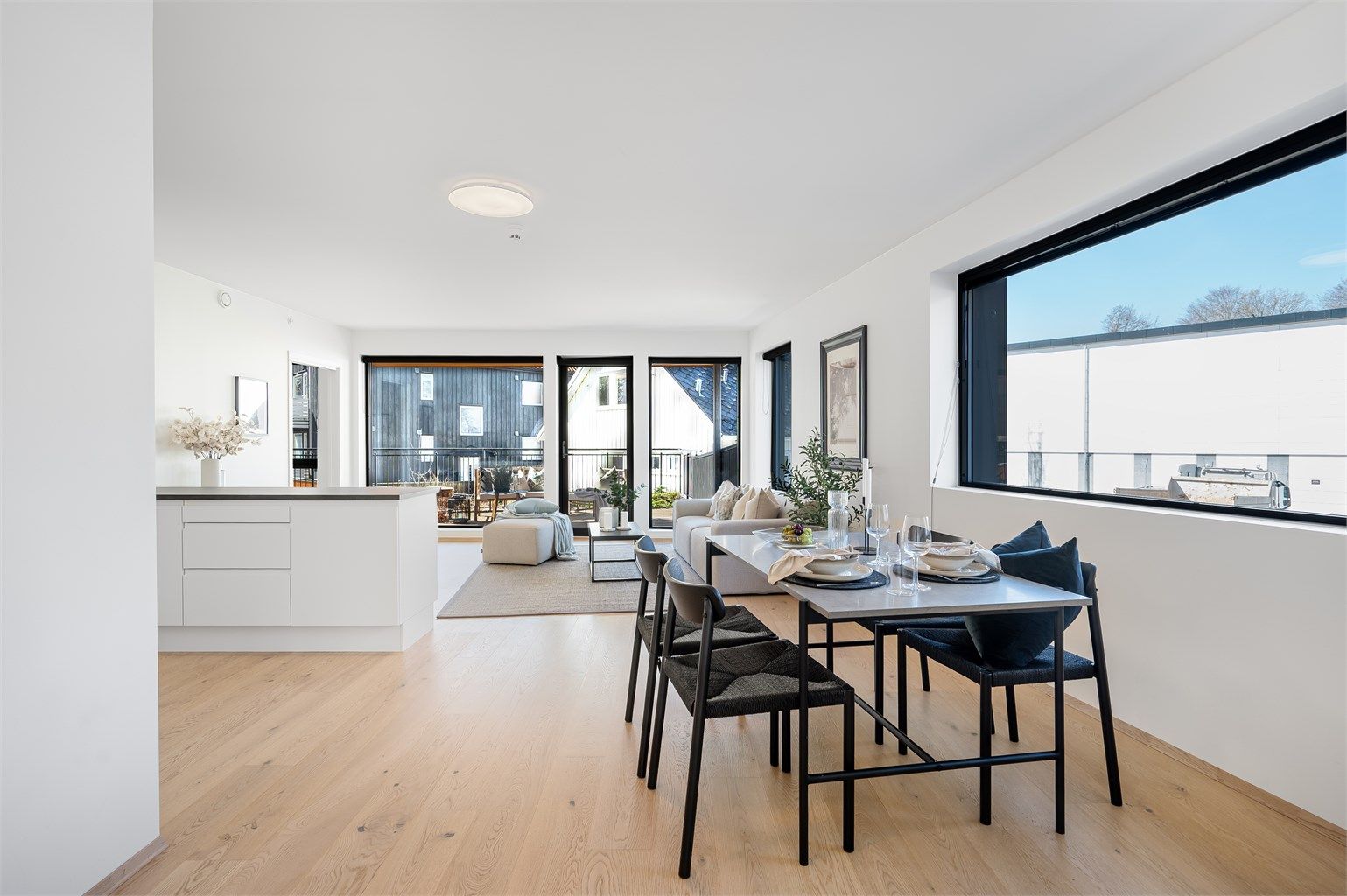 Det er romslig løsning kjøkken og stue med utgang til vestvendt balkong. Som endeleilighet får man også ekstra vindusflater. 