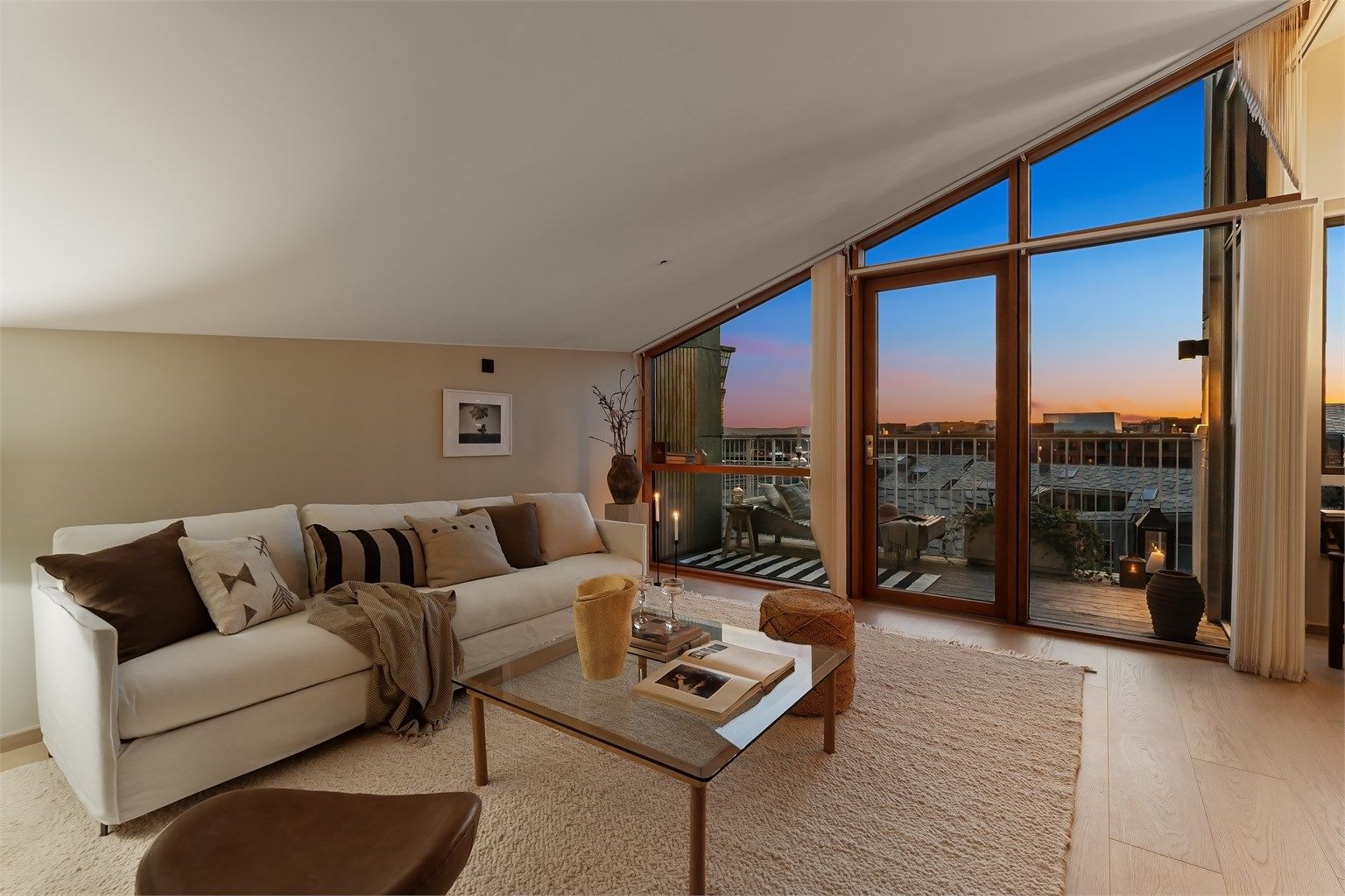 Eksklusiv leilighet med gode materialvalg og delikate farger. 