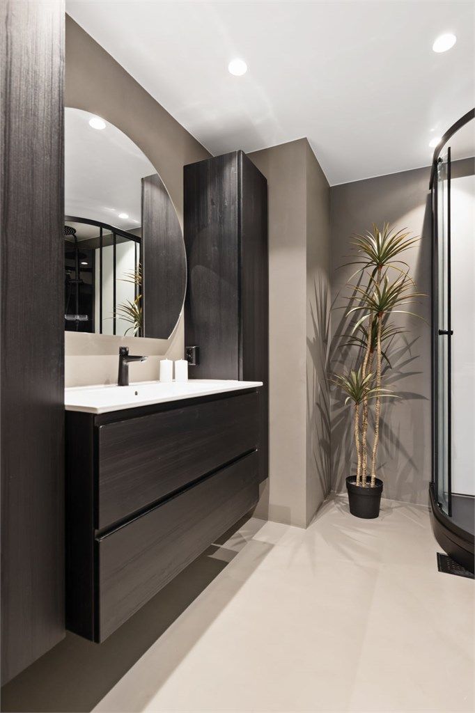 Her er det elektrisk gulvvarme for økt komfort og en moderne baderomsinnredning.