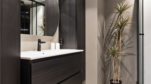 Her er det elektrisk gulvvarme for økt komfort og en moderne baderomsinnredning.