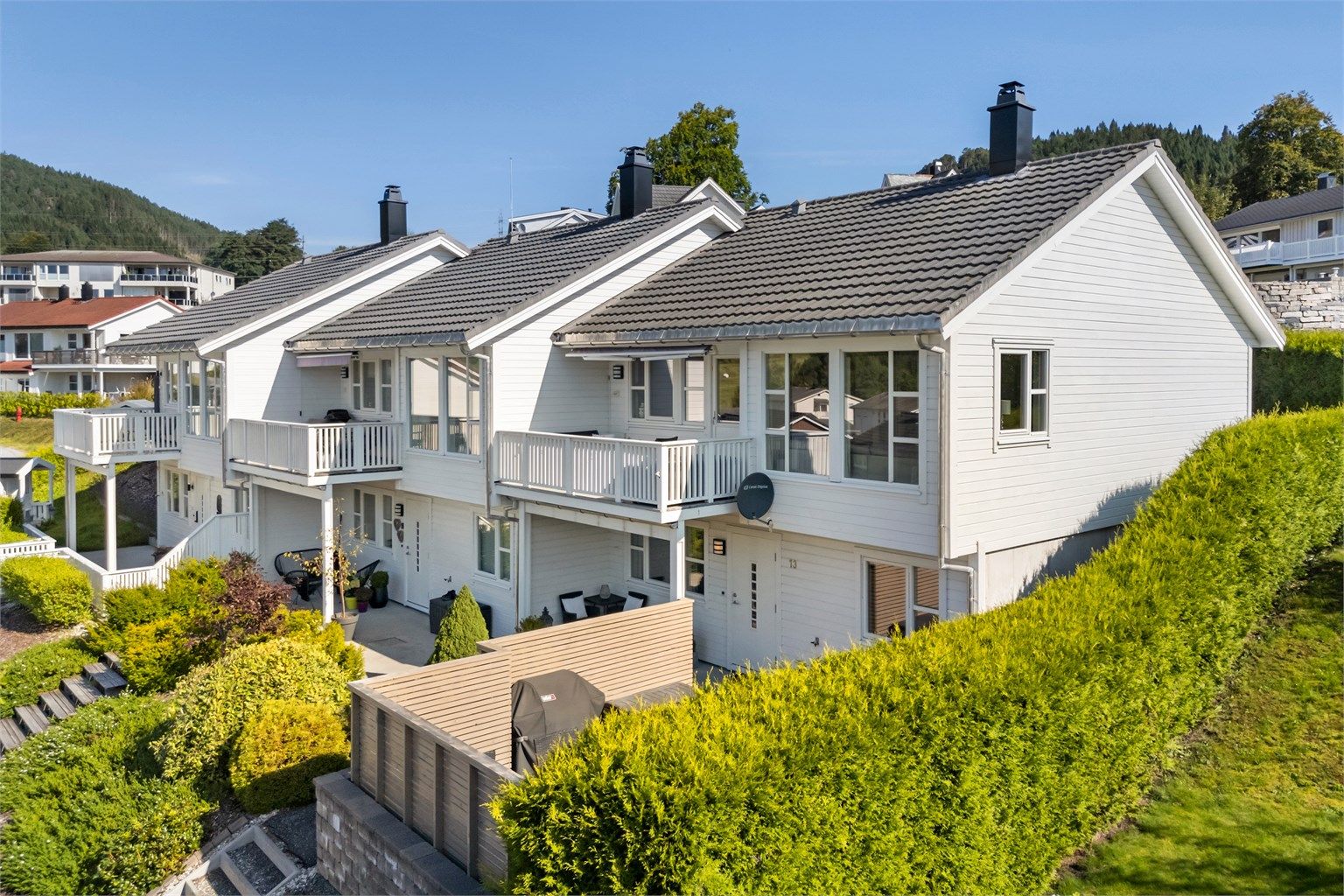 Boligen er en endeseksjon med privat trapp på siden av huset, noe som gjør det lett å bevege seg rundt huset