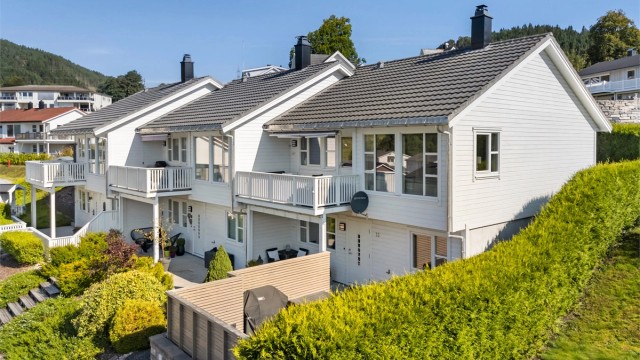 Boligen er en endeseksjon med privat trapp på siden av huset, noe som gjør det lett å bevege seg rundt huset