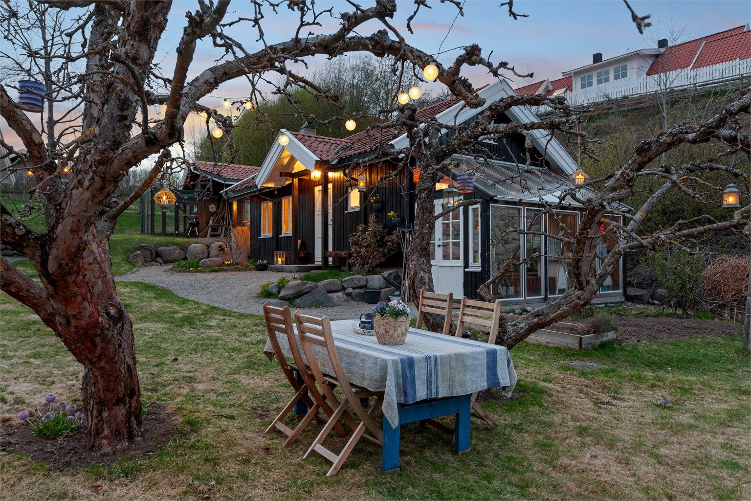 Uthuset har også et inntilbygget veksthus som passer perfekt inn i eiendommen. Her er det svært gode vekstforhold.