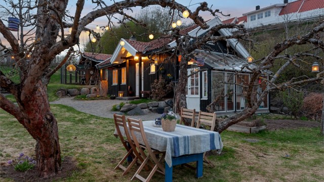 Uthuset har også et inntilbygget veksthus som passer perfekt inn i eiendommen. Her er det svært gode vekstforhold.