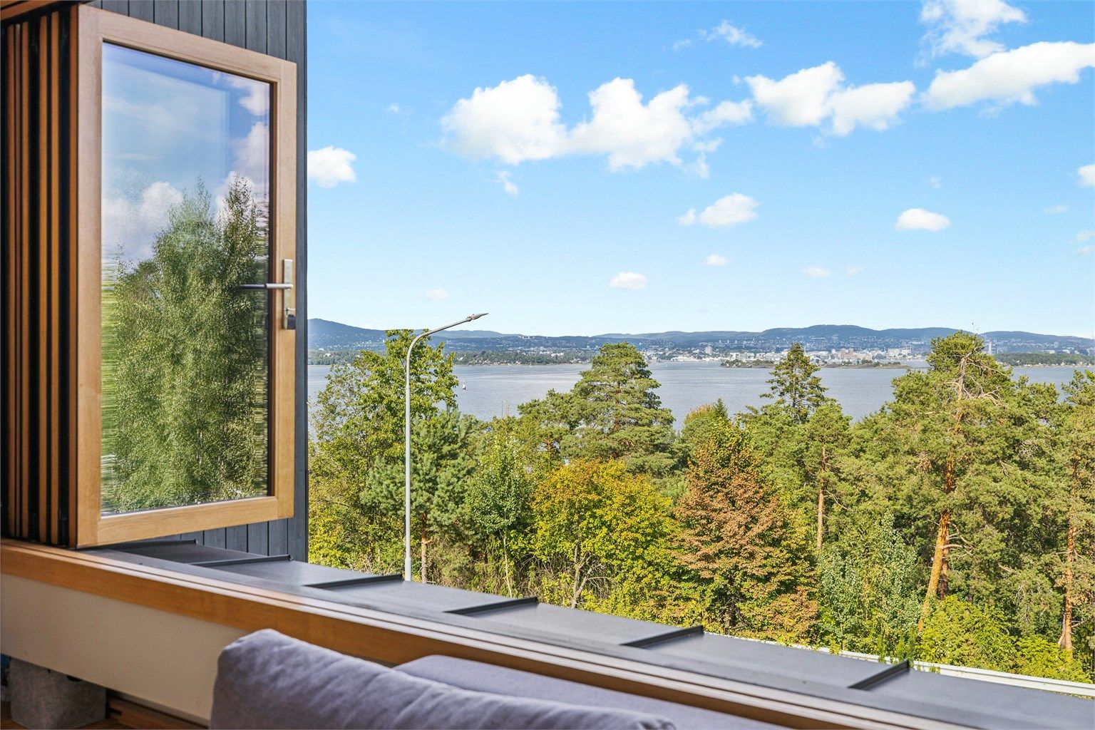 Fra boligens høytliggende beliggenhet åpner det seg en storslått utsikt over Bunnefjorden.