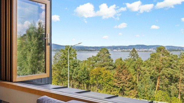Fra boligens høytliggende beliggenhet åpner det seg en storslått utsikt over Bunnefjorden.