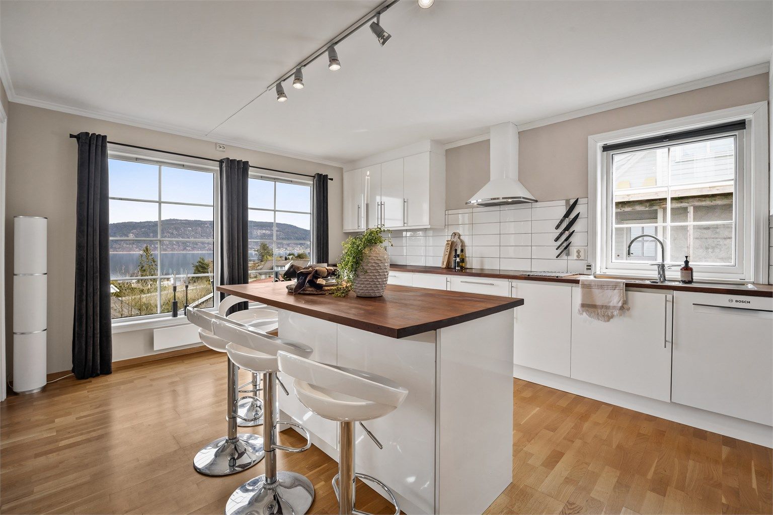 Kjøkkenet har glatte fronter og en ny ventilator fra 2025. Et vannstoppesystem er installert for ekstra trygghet.