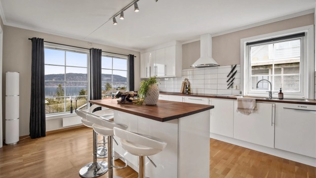 Kjøkkenet har glatte fronter og en ny ventilator fra 2025. Et vannstoppesystem er installert for ekstra trygghet.