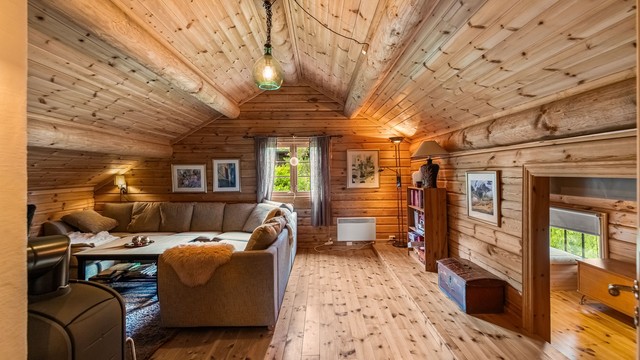 Stuen oppe er koselig med god plass til en stor salong