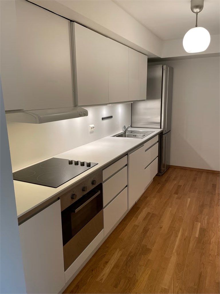 Utleiedel: Kjøkkeninnredning med slette fronter. Nedfelt oppvaskkum med ett-greps armatur. Benkeskapsbelysning og stikkontakt over benkeplate. Integrerte hvitevarer: Nedfelt keramisk platetopp og oppvaskmaskin. Frittstående kjøleskap med fryser.