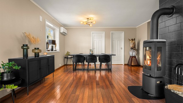 Her har man god plass til å samle familie og venner til hyggelige sammenkomster.