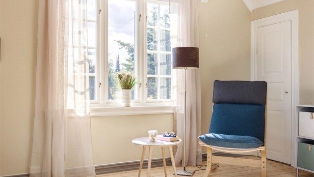 Et fleksibelt rom med skråtak og loftsluke til uinnredet kaldtloft med synlige taksperrer – gir mulighet for både soverom, hjemmekontor eller kombinasjonen.
