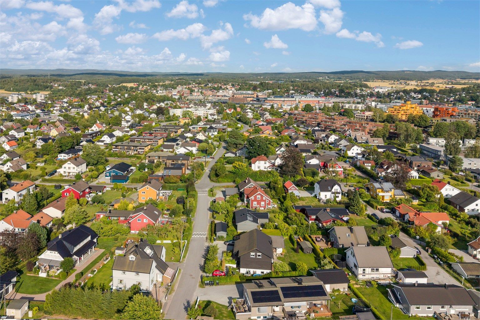 Fra eiendommen er det kort vei til skoler, barnehager og offentlig transport.