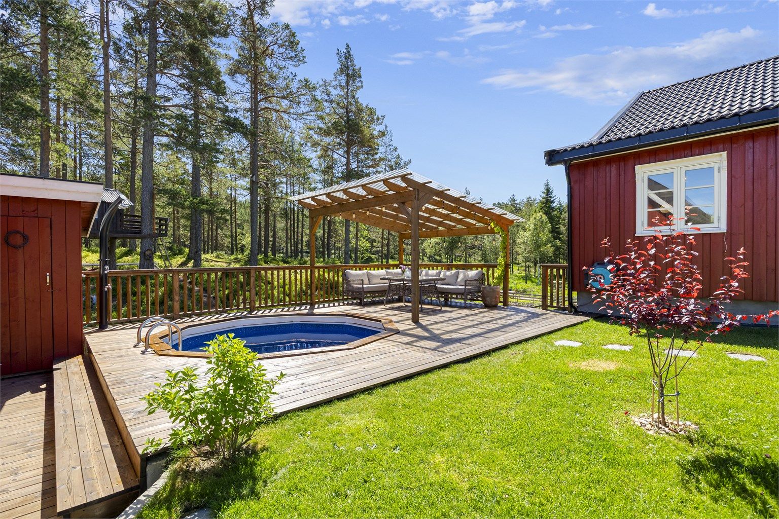 Stor terrasse på 45 m² med nedfelt oppvarmet basseng og pergola.