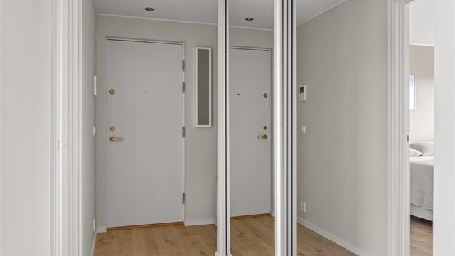 Dette er en lys toppleilighet med flott utsikt, oppgradert med nytt kjøkken i 2016.
Foto: