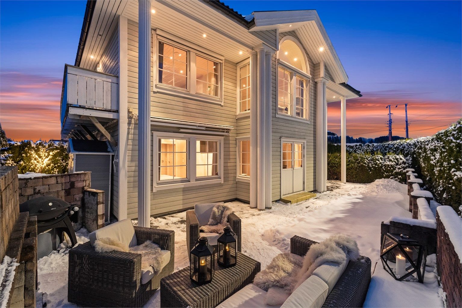 En innholdsrik og velholdt enebolig med skjermet og flott opparbeidet tomt. Eiendommen ligger i et rolig og etablert boligområde på Roven i Fetsund.