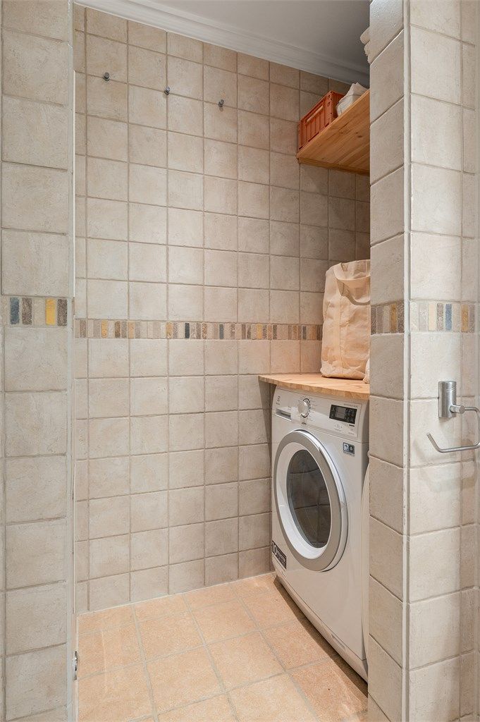 Praktisk nisje med opplegg for vaskemaskin.