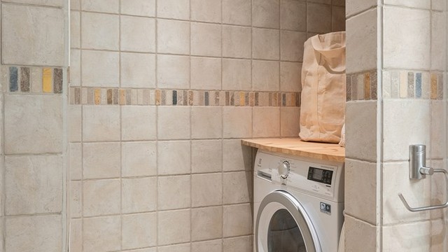 Praktisk nisje med opplegg for vaskemaskin.