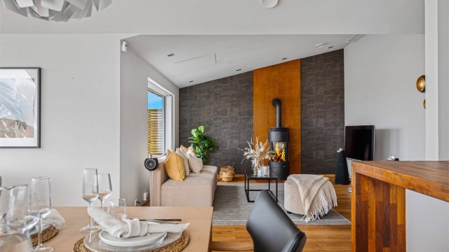Stuen går i vinkel så tv-stue er litt skjult. Her er det integrert kinolerret og prosjektor som elegant forsvinner inn i taket når det ikke er i bruk.