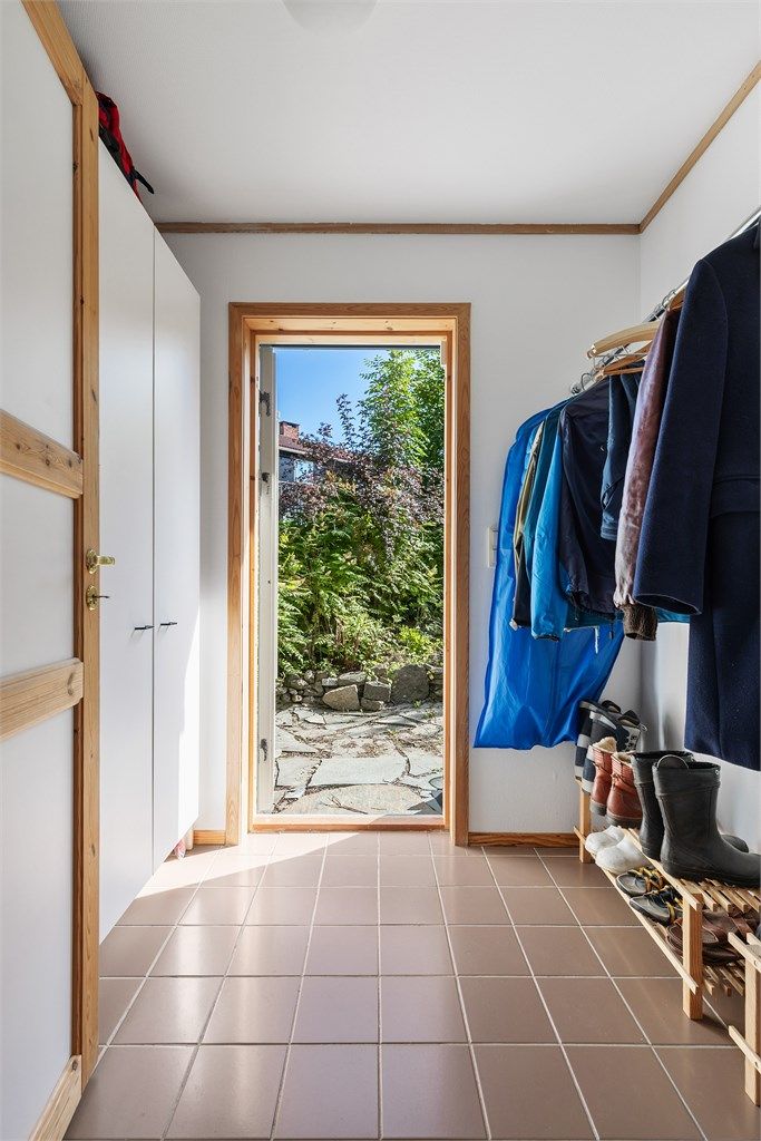 Egen inngang/utgang fra underetasjen med garderobeskap og oppheng til yttertøy.