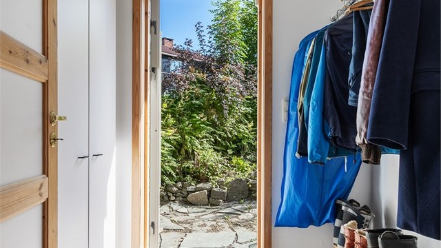 Egen inngang/utgang fra underetasjen med garderobeskap og oppheng til yttertøy.
