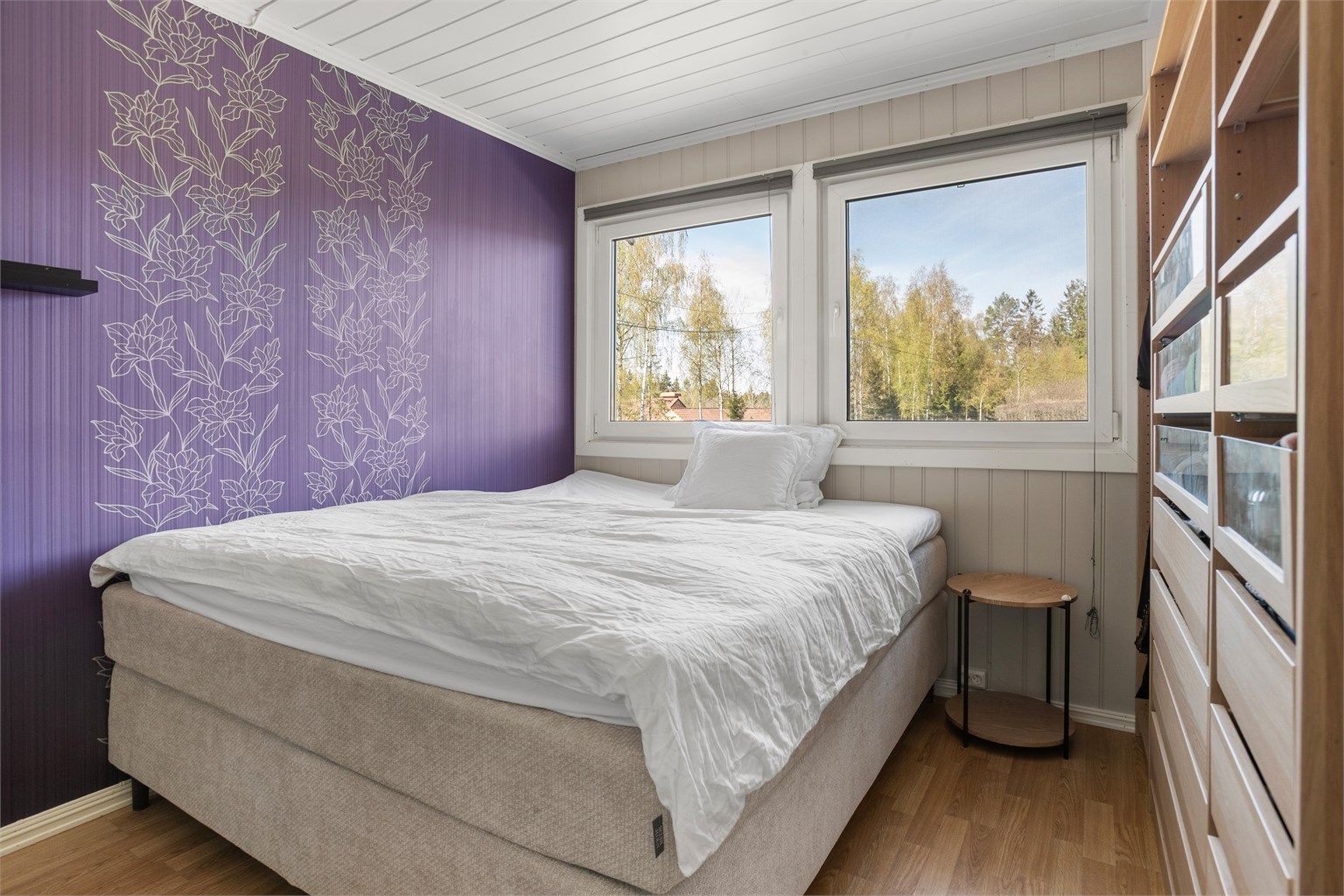 Soverom med plass til seng og garderobe.