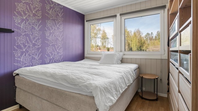 Soverom med plass til seng og garderobe.