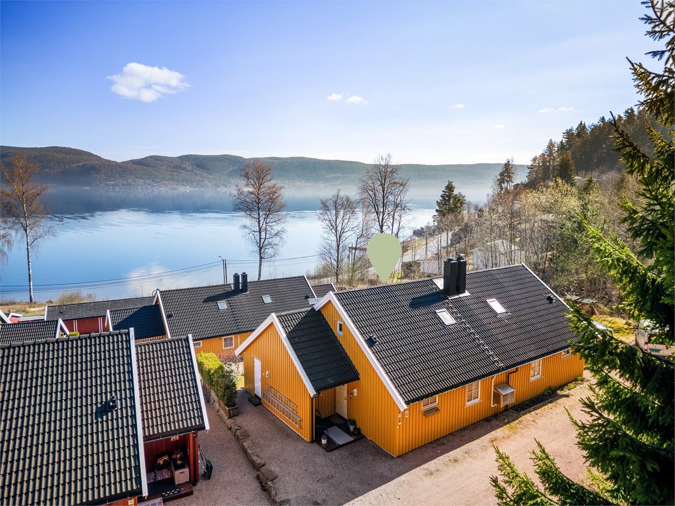 Pen vertikaldelt tomannsbolig med fin utsikt mot fjorden. 
Foto: Ole Thorgeir Solheim Thoresen
