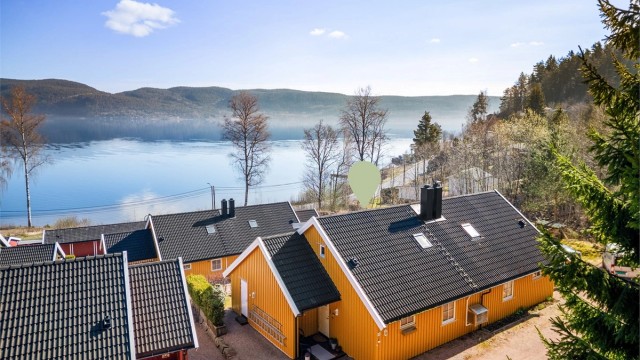 Pen vertikaldelt tomannsbolig med fin utsikt mot fjorden.
Foto: Ole Thorgeir Solheim Thoresen