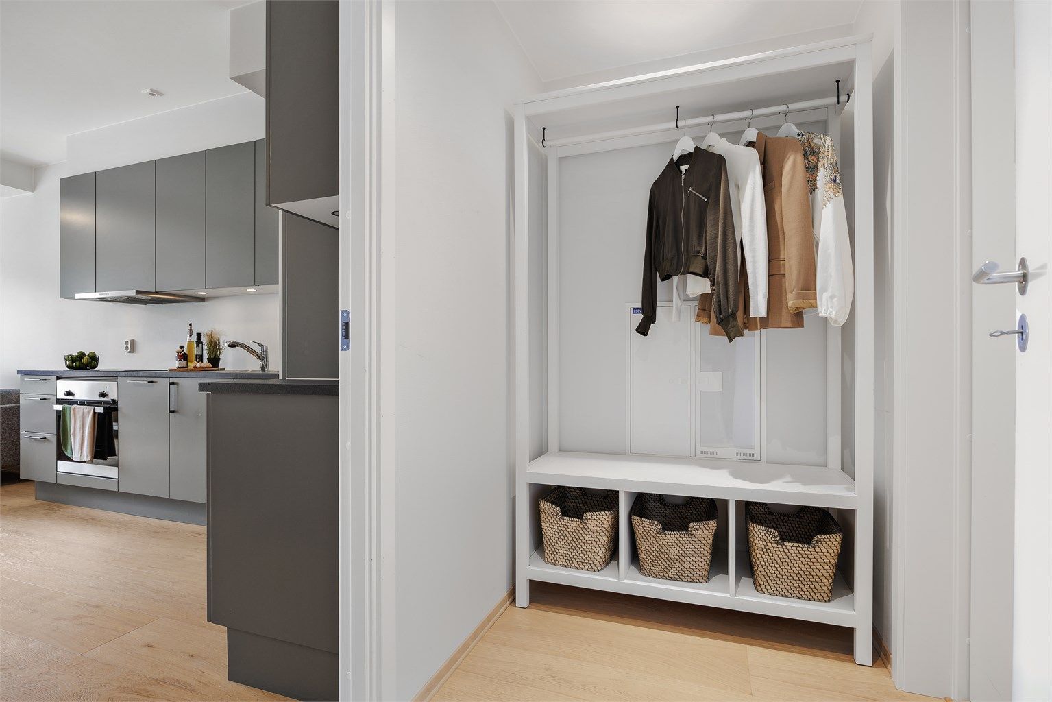 Her har du plass til oppheng av yttertøy og sette fra seg skoene. I tillegg følger det med en bod i kjelleren på ca. 2 kvm.