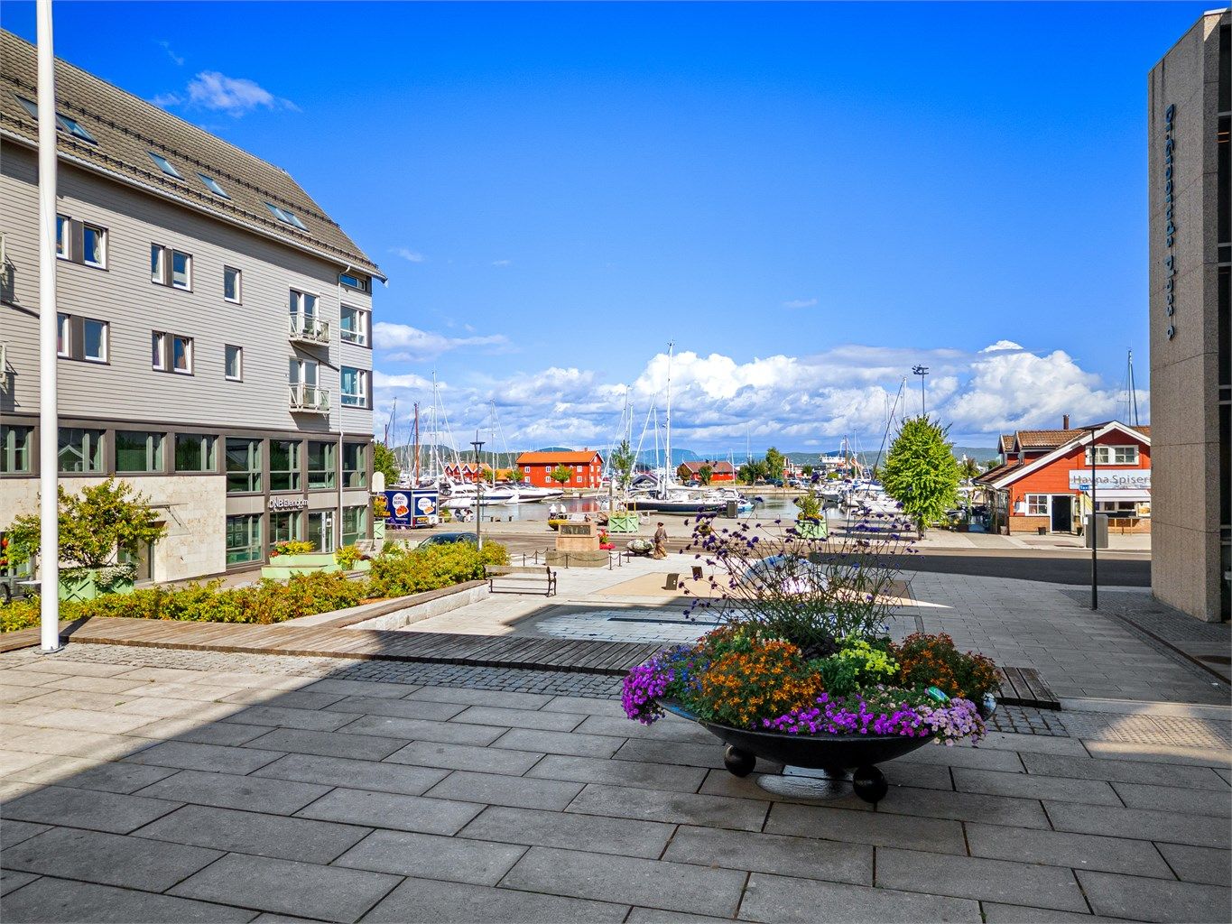 Om sommeren er Holmestrand en idyll med en levende båthavn og yrende folkeliv langs bryggene. 