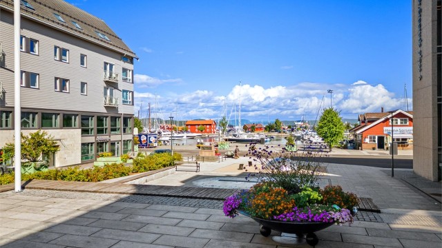 Om sommeren er Holmestrand en idyll med en levende båthavn og yrende folkeliv langs bryggene.