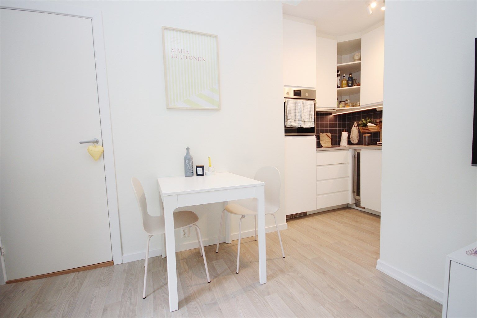 Leiligheten leies ut møblert. Spisebordet er uttrekkbart, og det medfølger flere spisestoler.