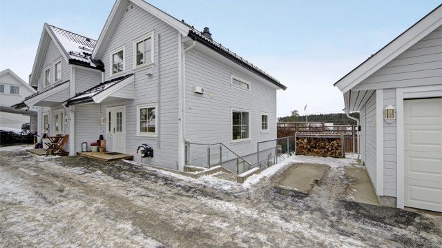 Eiendommen ligger i et barnevennlig nabolag og i en fredelig gate på Solbråtan, med gangavstand til Kolbotn sentrum.