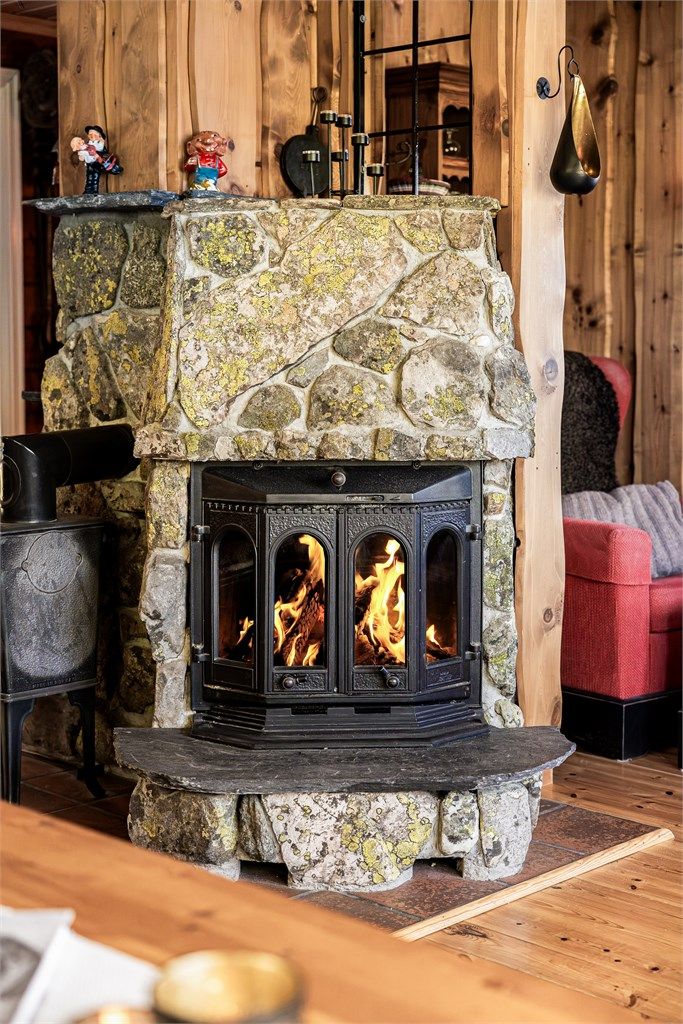 Peisen bidrar til å skape en varm og koselig atmosfære.