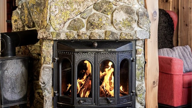 Peisen bidrar til å skape en varm og koselig atmosfære.