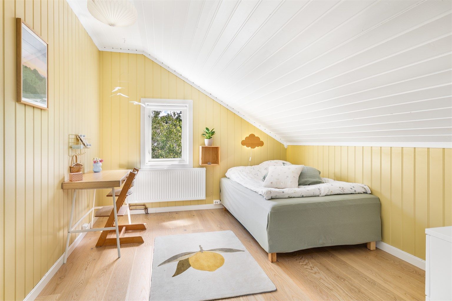 Radiatorer ble i 2020 skiftet ut i alle loftsetasjens rom. Dette er byggemeldt som et rom for påkledning, men benyttes som soverom.