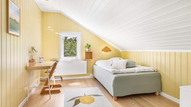 Radiatorer ble i 2020 skiftet ut i alle loftsetasjens rom. Dette er byggemeldt som et rom for påkledning, men benyttes som soverom.