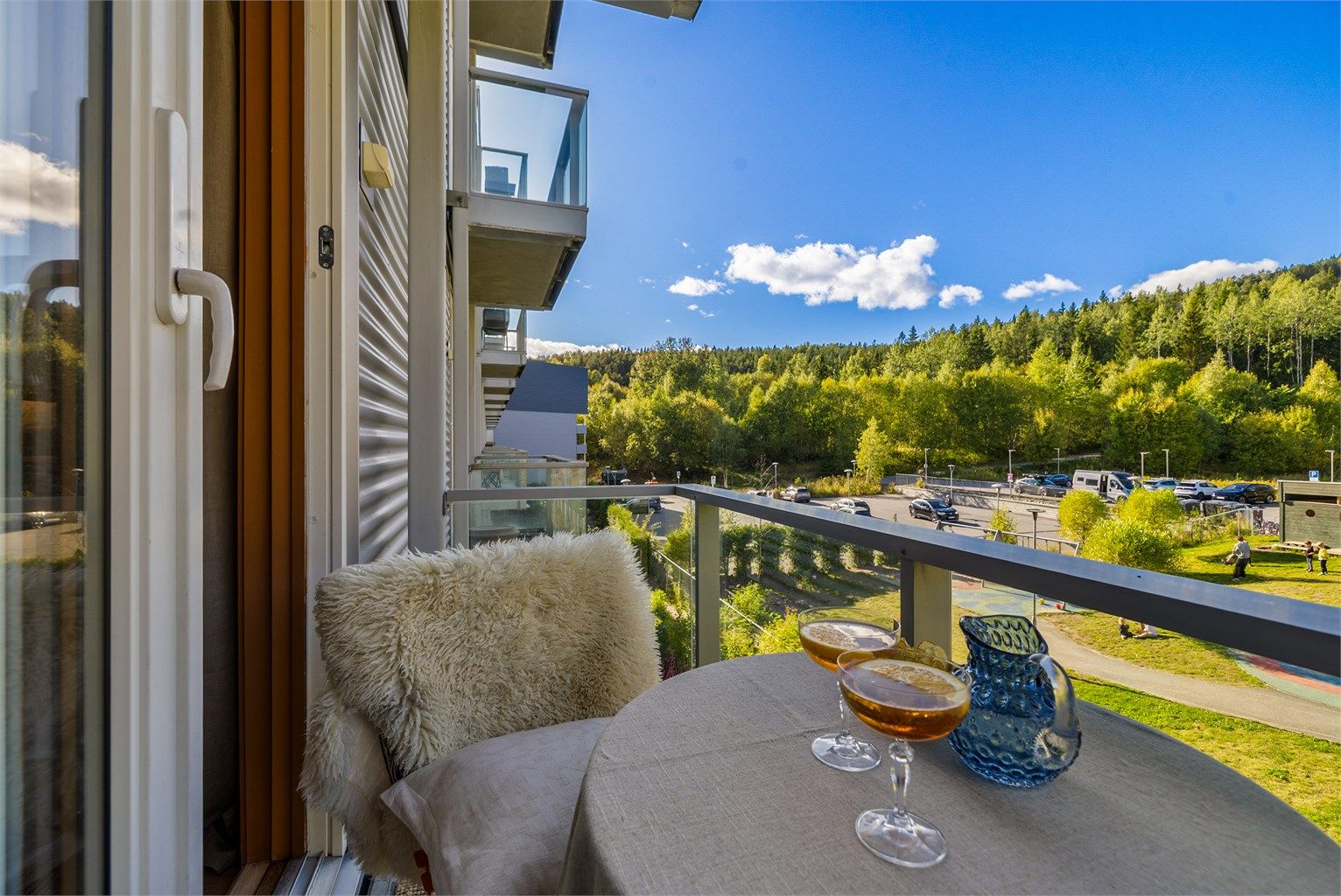Her kan du nyte middagen i deilig ettermiddag- og kveldssol!