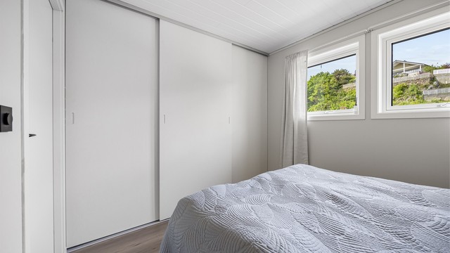 Rommet har en stor skyvedørsgarderobe for effektiv oppbevaring.