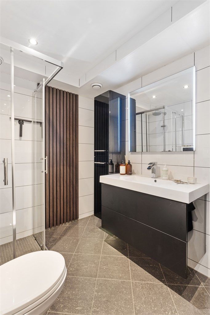 Badet har flislagt gulv med gulvvarme for økt komfort.