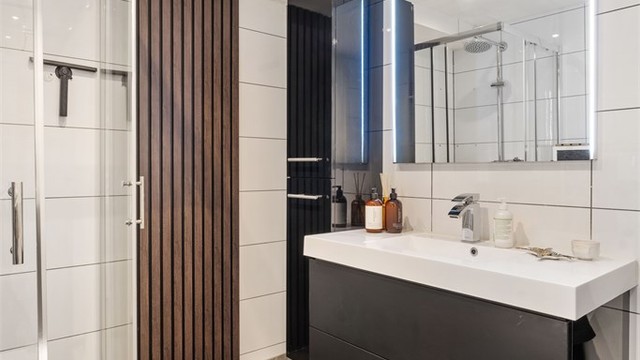 Badet har flislagt gulv med gulvvarme for økt komfort.