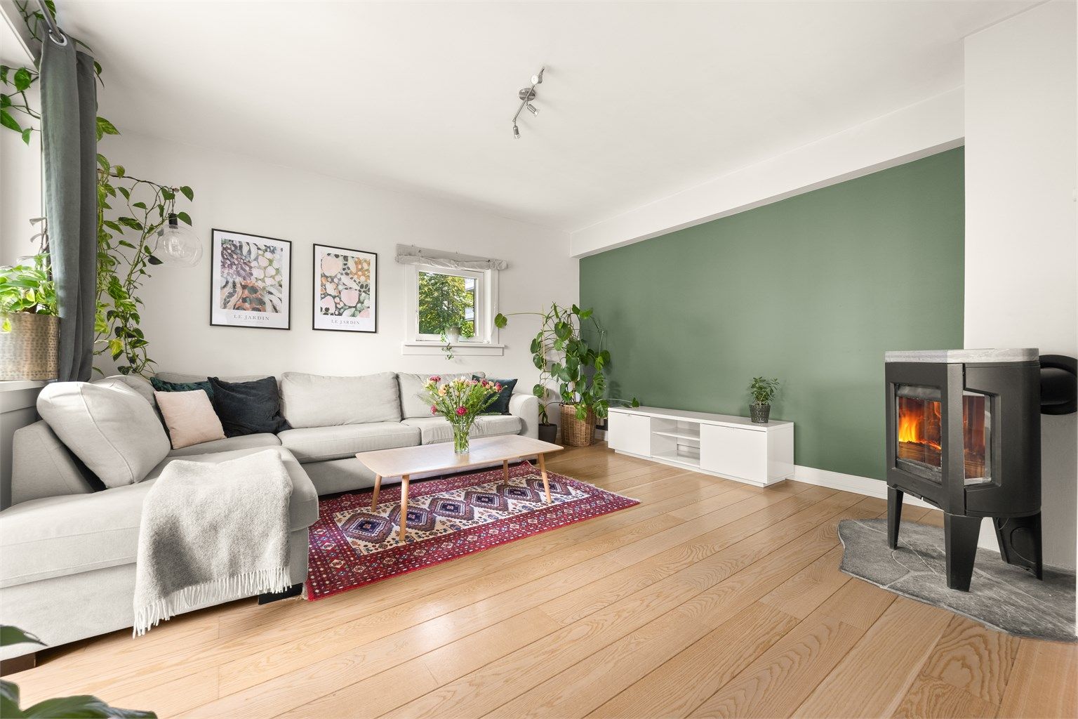 Stuen er romslig med god planløsning og kan enkelt innredes med en hyggelig sofagruppe med tilhørende sofabord og annet ønskelig stuemøblement.