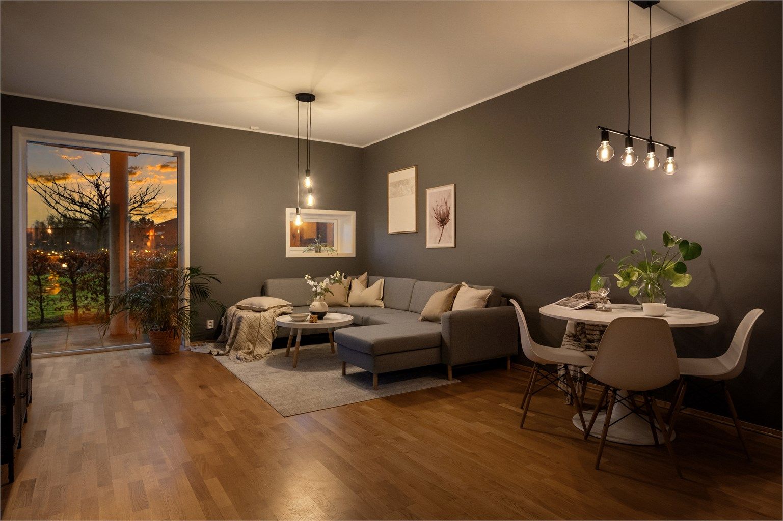 En moderne 3-roms fra 2015 i Brennhaugen brl. Boligen tilbyr bl.a heis i bygg, p-plass i garasjeanlegg, solrik uteplass samt balansert ventilasjon 