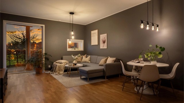 En moderne 3-roms fra 2015 i Brennhaugen brl. Boligen tilbyr bl.a heis i bygg, p-plass i garasjeanlegg, solrik uteplass samt balansert ventilasjon