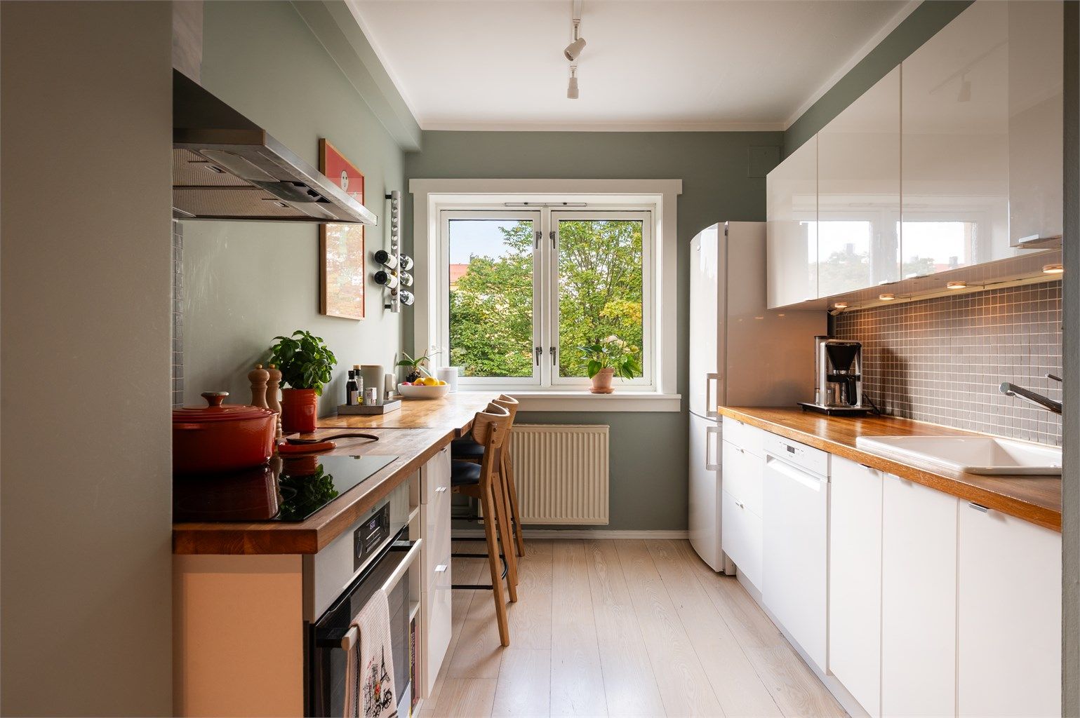 En gjennomgående, lys og hyggelig 2-roms med attraktiv beliggenhet