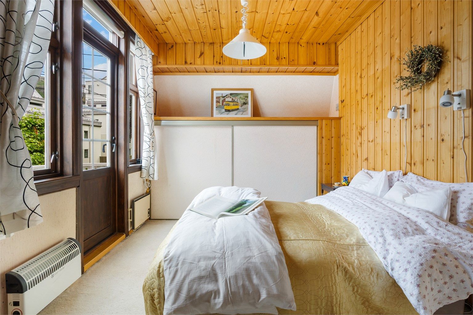 Soverom på ca. 12 kvm. i 2. etasje med egen balkong